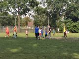 Laatste training S.K.N.W.K. JO9-1 van seizoen 2021-2022 (partijtje tegen de ouders) (4/71)